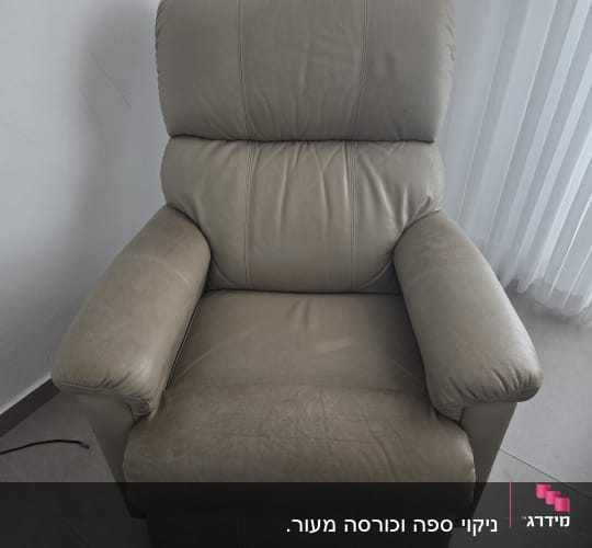 כורסה חומה עם סימני שימוש קלים